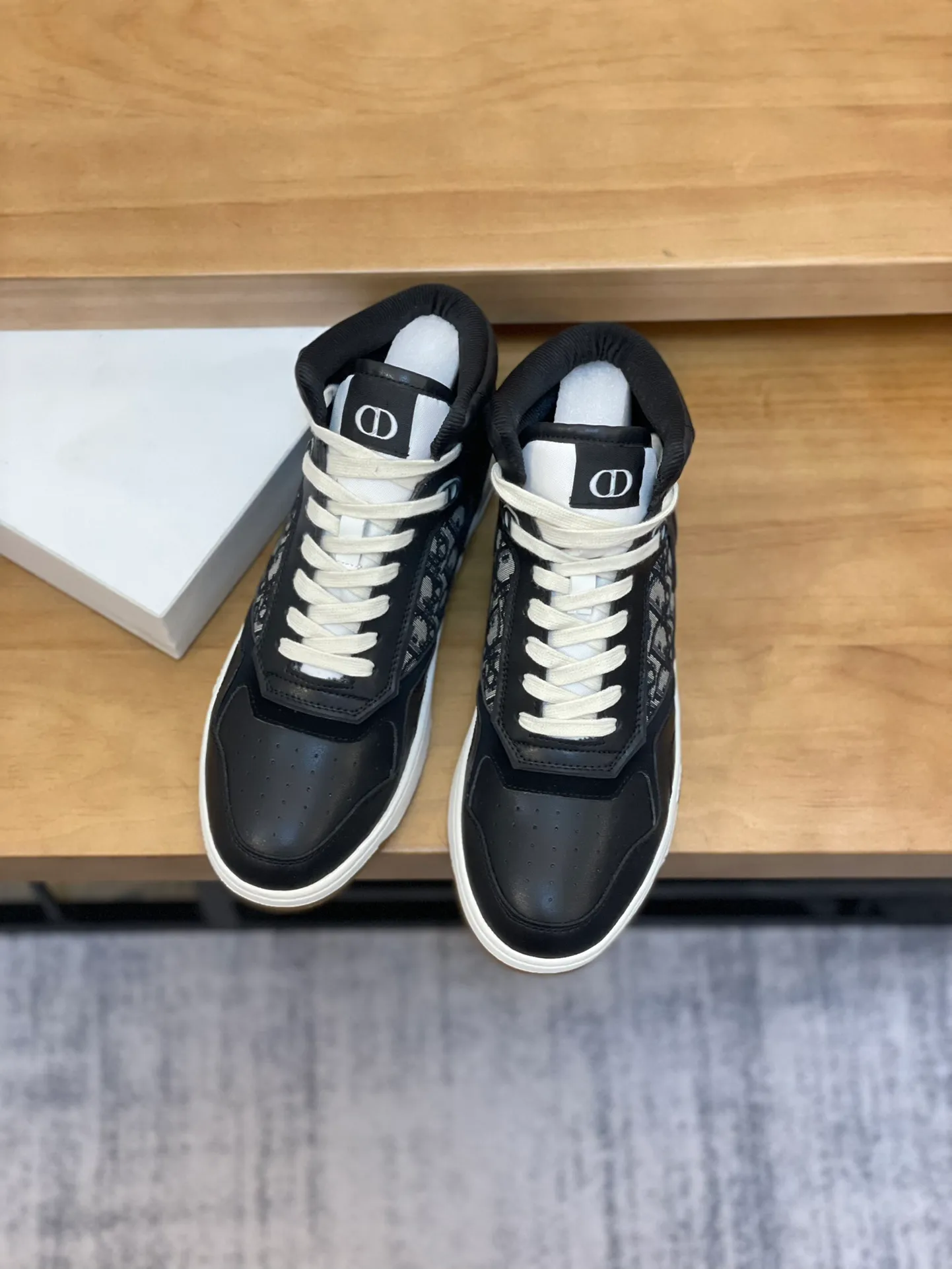 Men's shoes: 💰P460¥ Product trademark: Dior* "Dior*" high-top casual shoes Regular size: 38-44 (can be customized to 45.46) Product materials: Upper imported cowhide stitched with original fabric, breathable lining, original outsole. Number: 1006